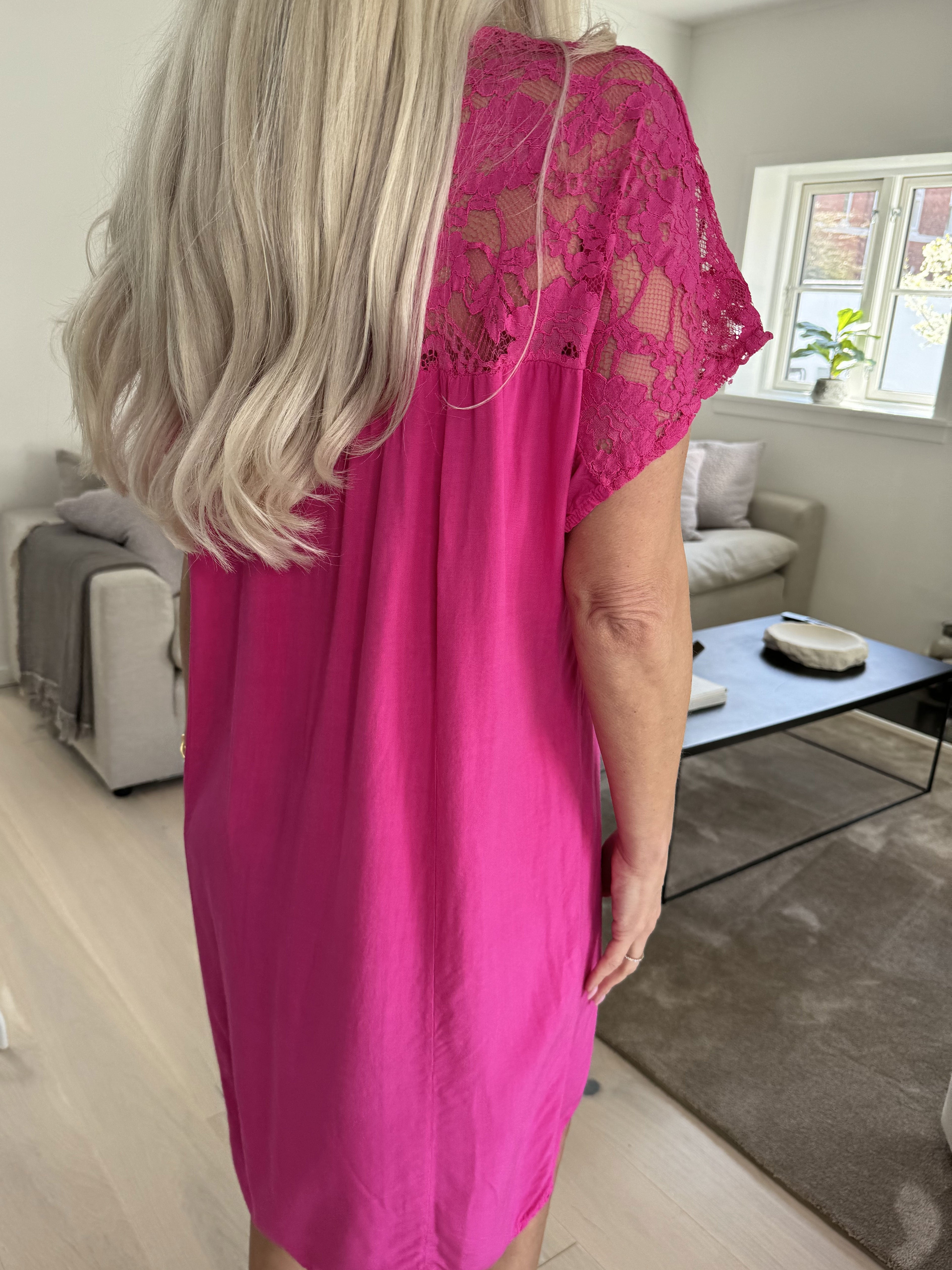 Martina - Söt klänning med spetstopp